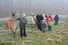 Besucher in frostiger Landschaft